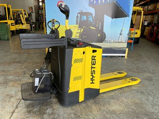 1473T - Transpaleta con plataforma Hyster.