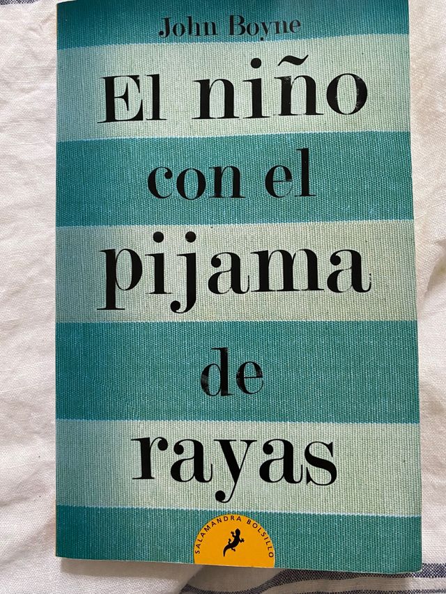 El niño con el pijama a rayas