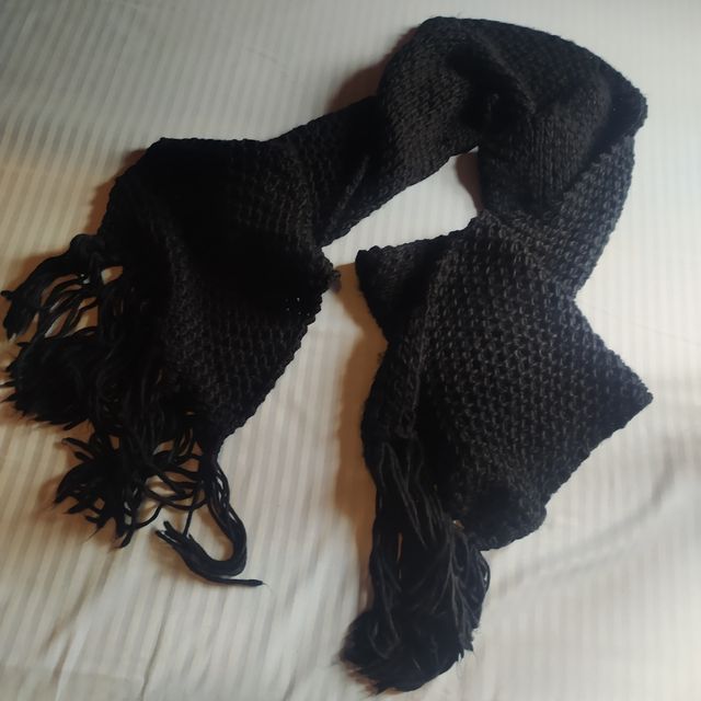 Bufanda negra de punto