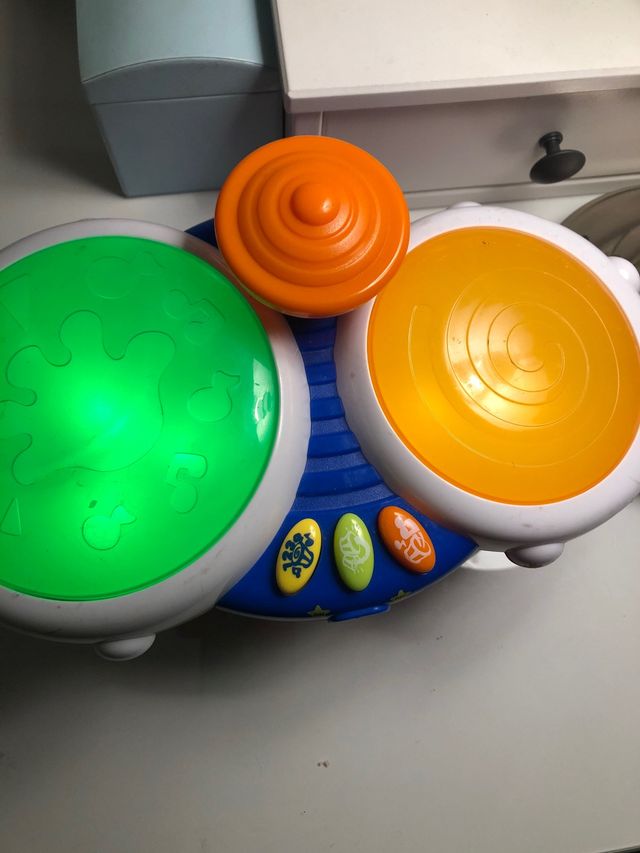 Tambor con sonidos al tocar y música 