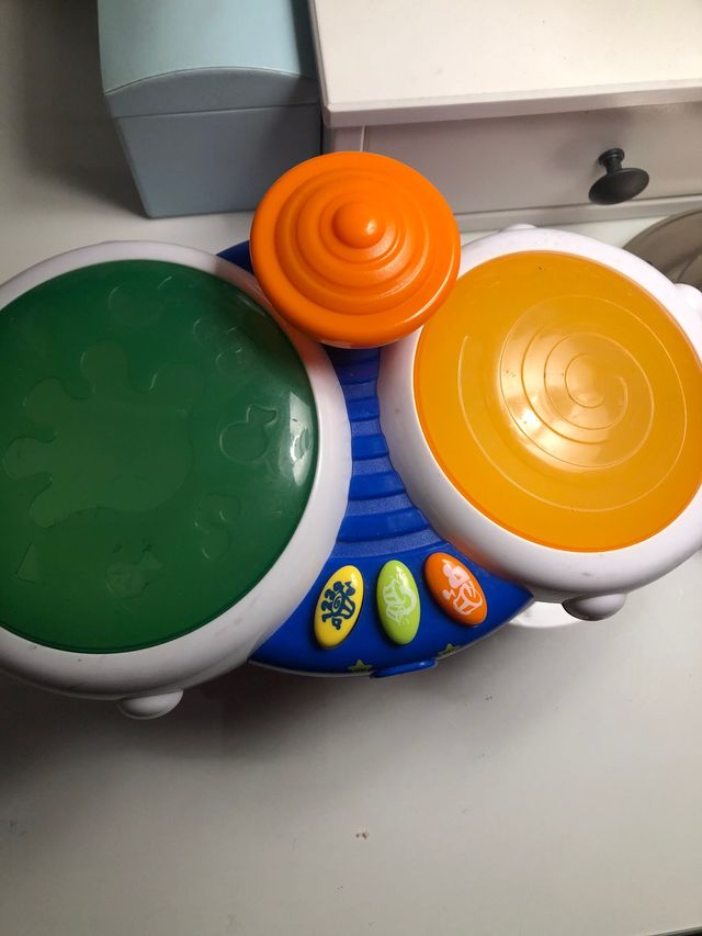 Tambor con sonidos al tocar y música 