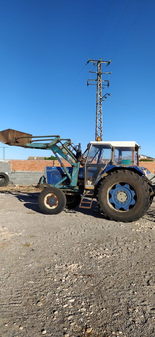 EBRO 6100 CON PALA de segunda mano por 11.000 EUR en Ciudad Real en