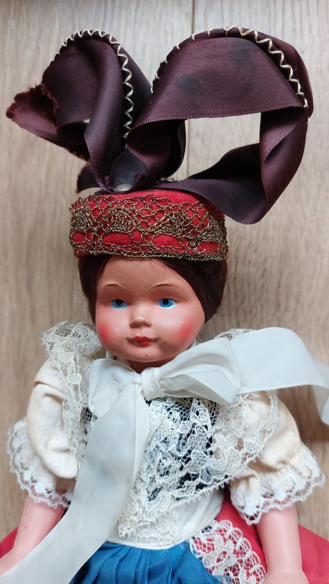 Muñeca antigua en vestido folclórico