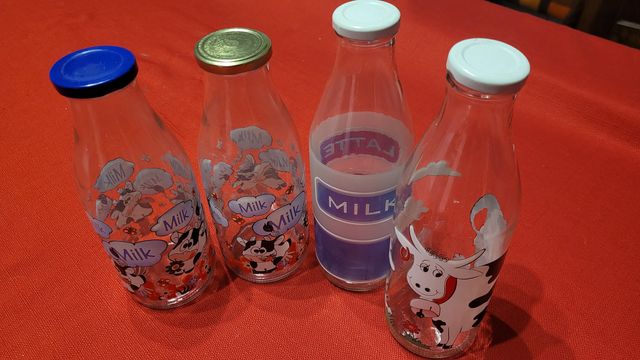 Bottiglie decorate per il latte, 4 pezzi colorate