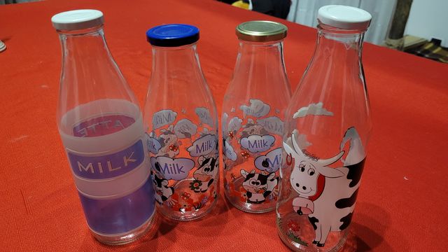 Bottiglie decorate per il latte, 4 pezzi colorate