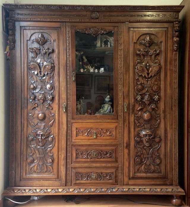 Armario de madera tallado año 1948