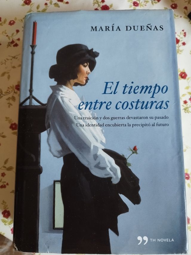 El tiempo entre costuras