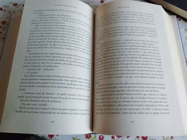 El tiempo entre costuras