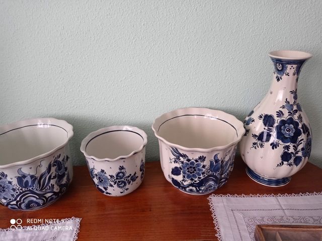 Juego de maceteros y florero.