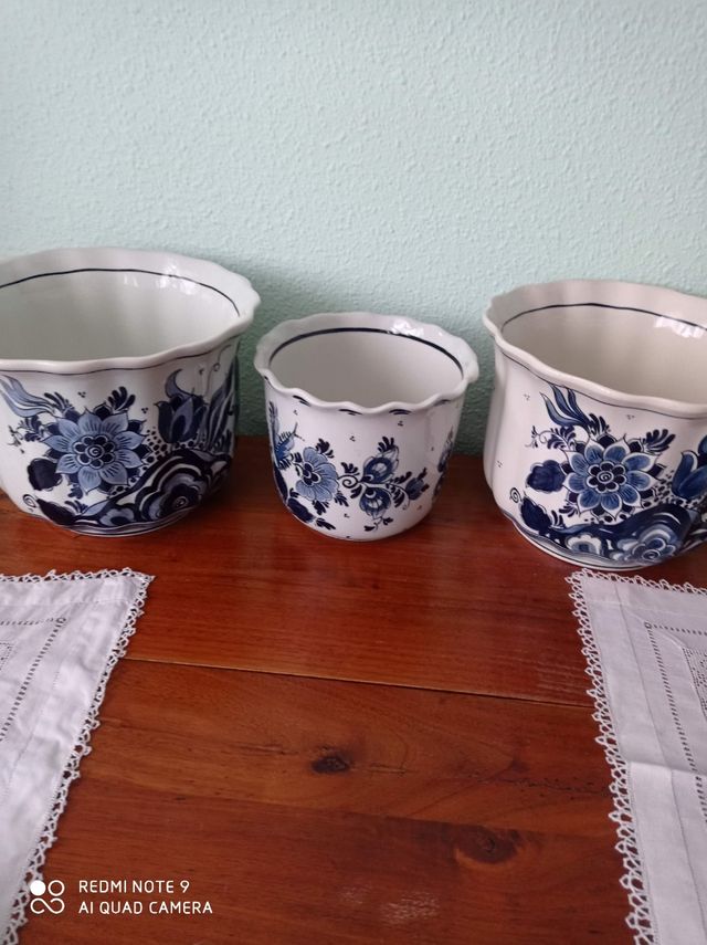 Juego de maceteros y florero.