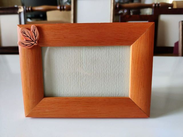 Portafoto in legno arancione con foglia autunnale