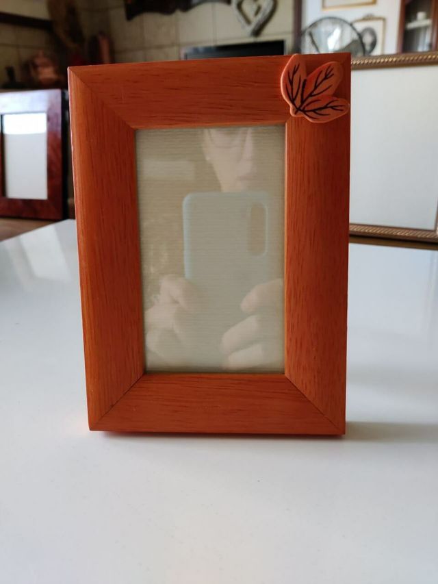 Portafoto in legno arancione con foglia autunnale