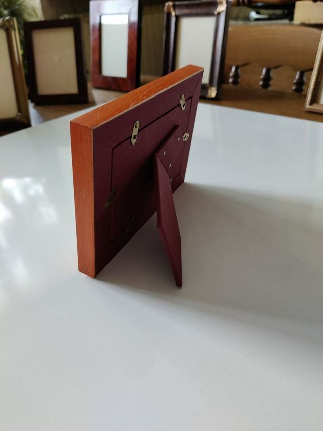 Portafoto in legno arancione con foglia autunnale