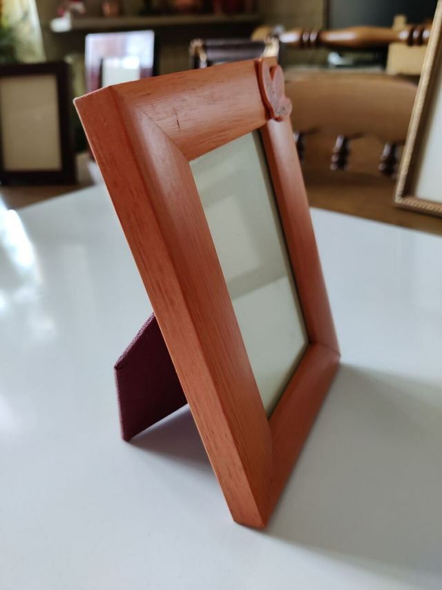 Portafoto in legno arancione con foglia autunnale