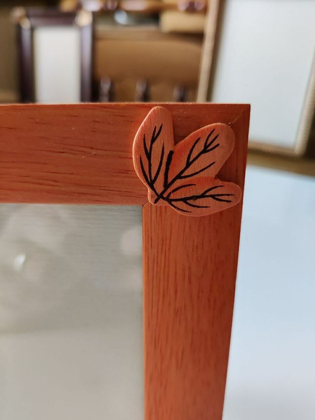 Portafoto in legno arancione con foglia autunnale