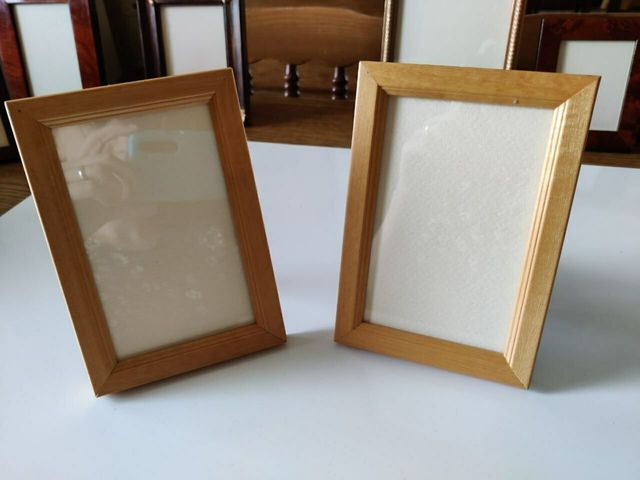 Coppia di portafoto in legno naturale e vetro