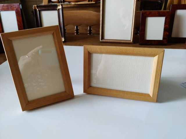 Coppia di portafoto in legno naturale e vetro