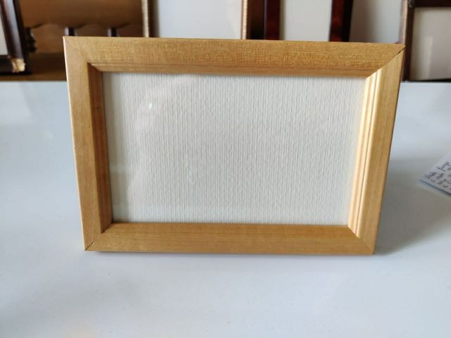 Coppia di portafoto in legno naturale e vetro