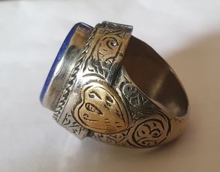 Anillo afgano antiguo artesanal con lapislazuli  