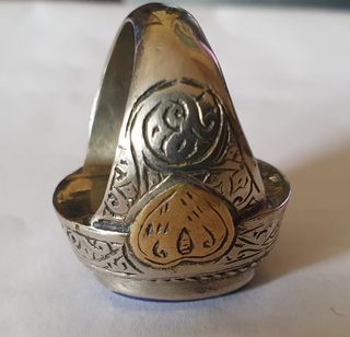 Anillo afgano antiguo artesanal con lapislazuli  