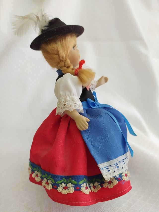 MUÑECA PORCELANA TIROLESA