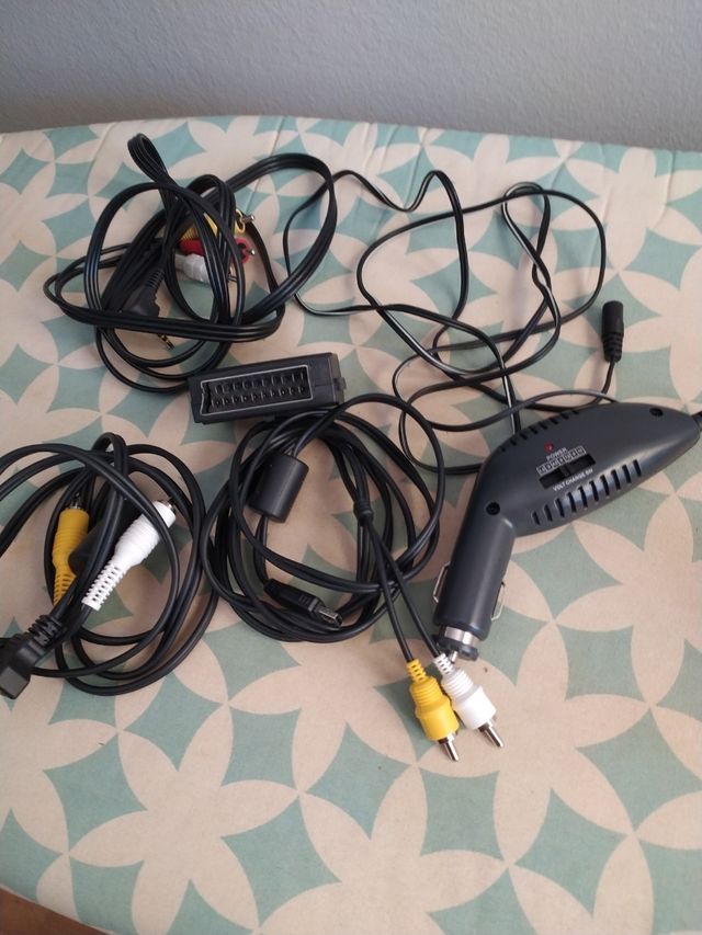 cables,enchufes, ordenadores, etc