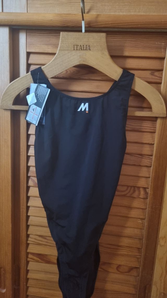 Bañador negro  deporte nuevo. Talla 42