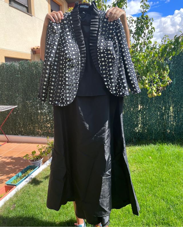 Vestido negro de madrina con chaqueta