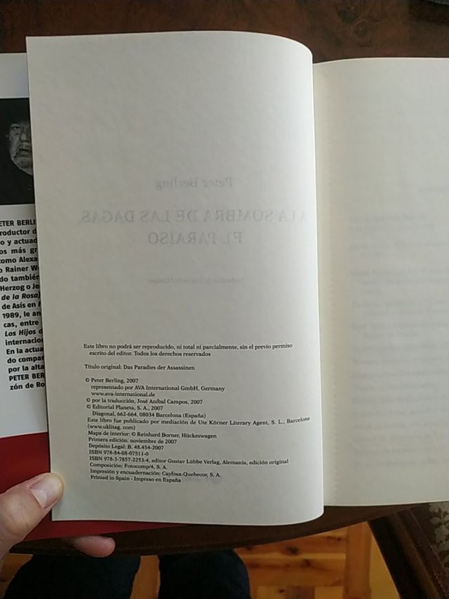 Libro "A la sombra de las dagas, el paraíso"