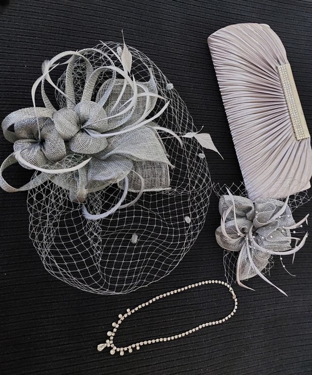 tocado bolso flor y collar todo 45€