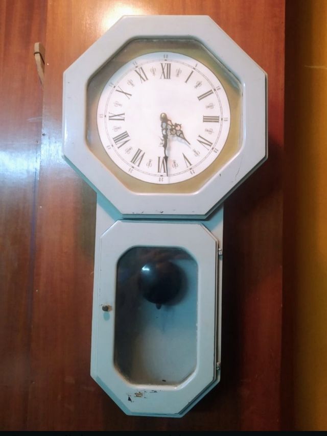 Relojes de pared y radio.