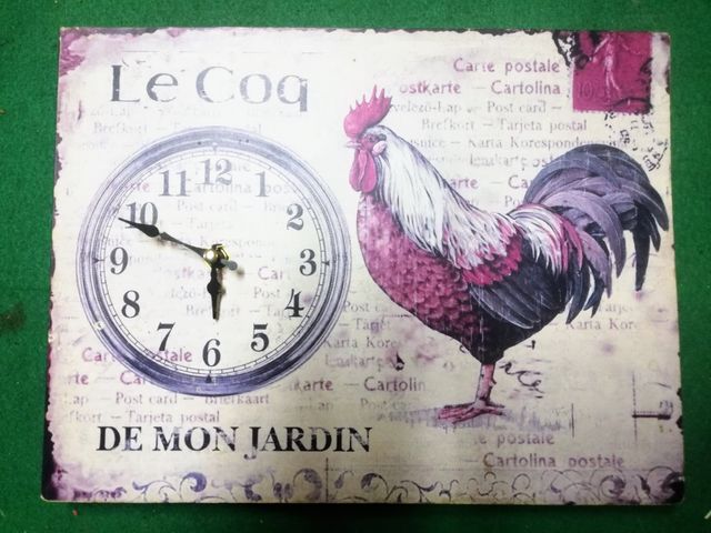 Relojes de pared y radio.