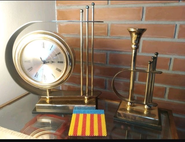 Relojes de pared y radio.