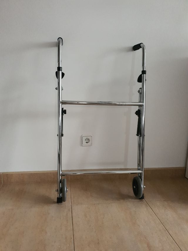 Lote de andador y silla de ruedas para adulto