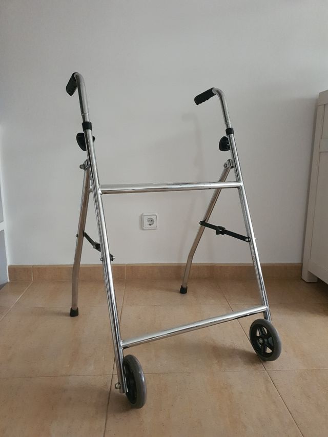 Lote de andador y silla de ruedas para adulto