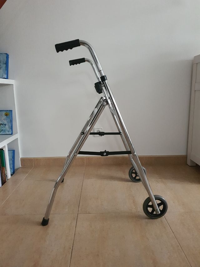 Lote de andador y silla de ruedas para adulto