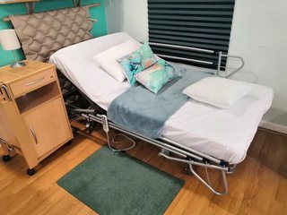 Cama eléctrica elevable 105 con carro elevador .