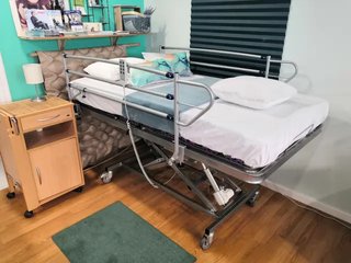 Cama eléctrica elevable 105 con carro elevador .