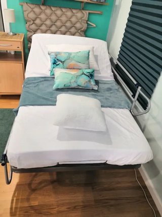 Cama eléctrica elevable 105 con carro elevador.