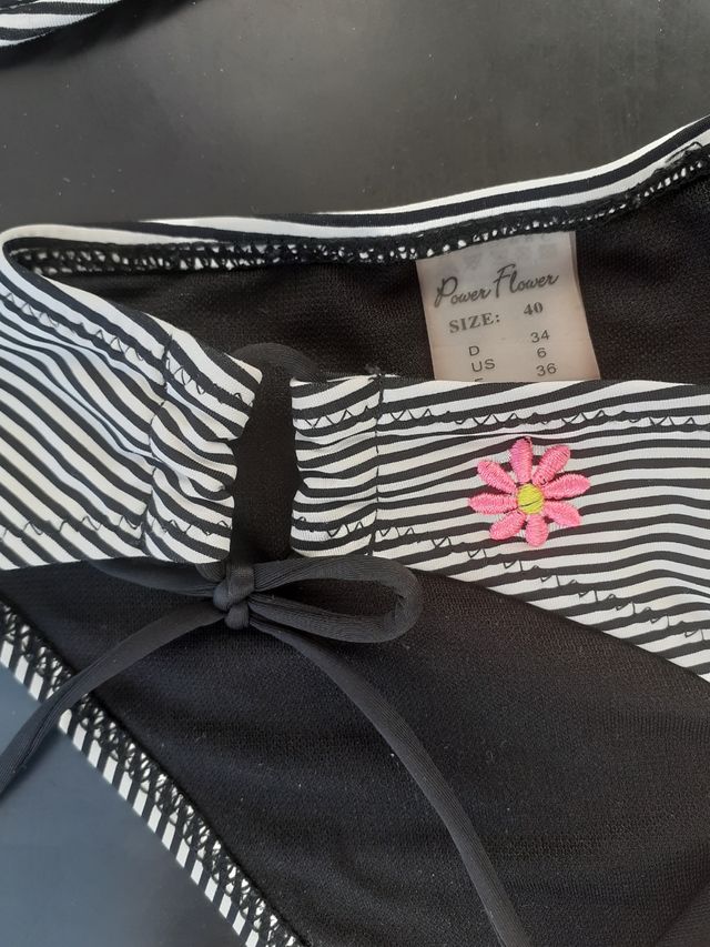 Costume due pezzi nuovo a righe bianco e nero flor