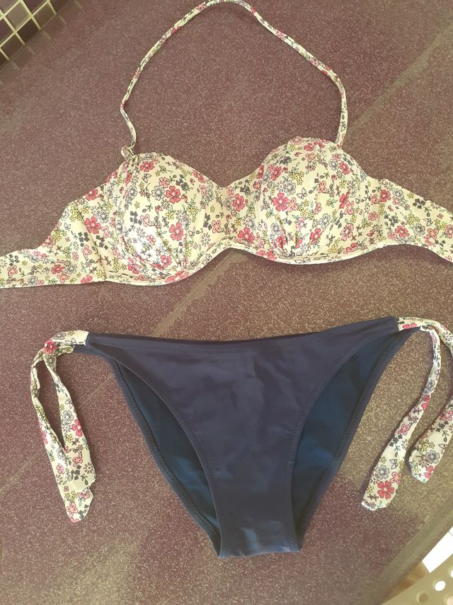 Costume due pezzi nuovo blu e bianco floreale