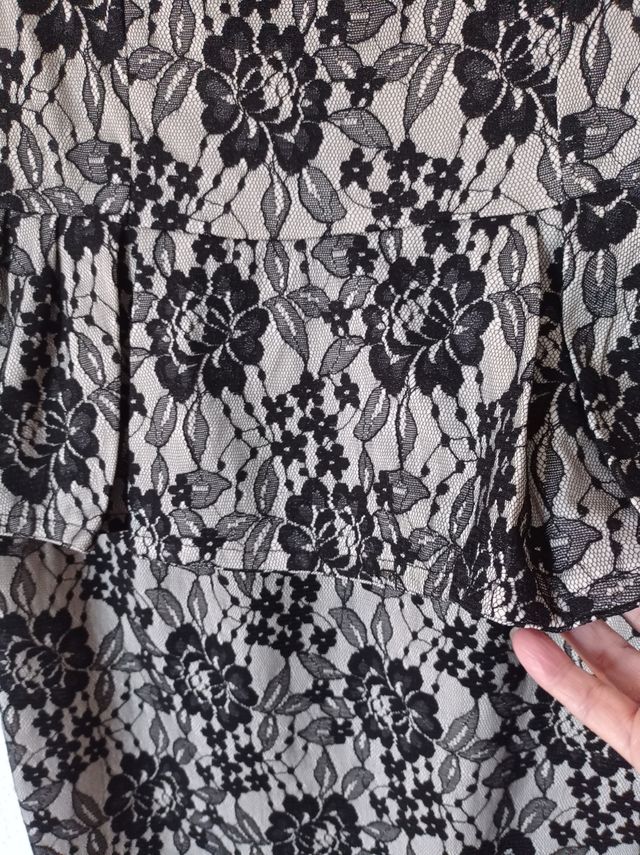 vestido cocktail de encaje negro y gris