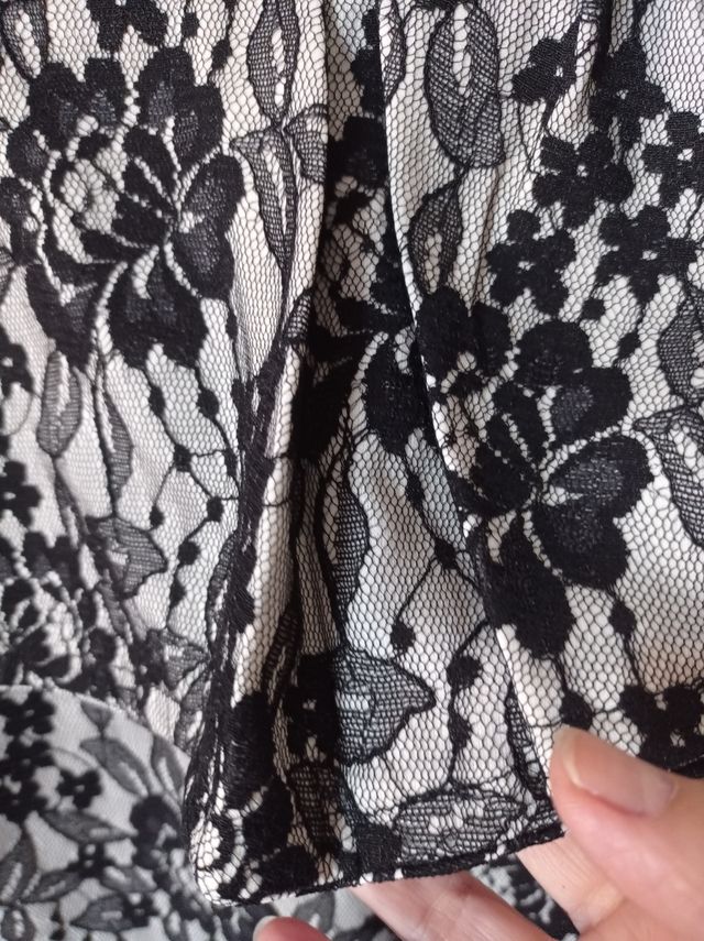 vestido cocktail de encaje negro y gris