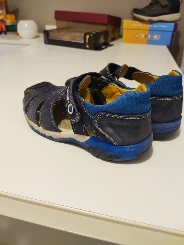 Sandalias piel azul marino.