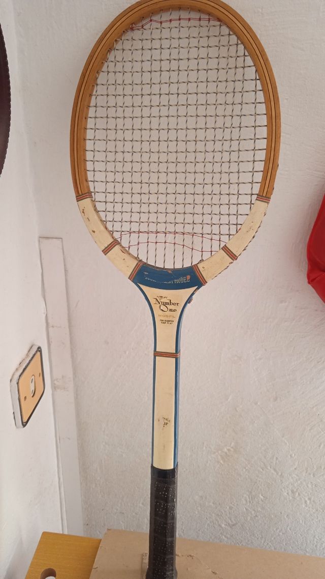 raqueta  tenis, tiene 50años