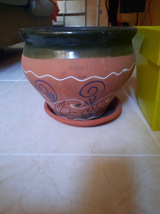 dos maceteros, uno de cerámica  y otro de plastico