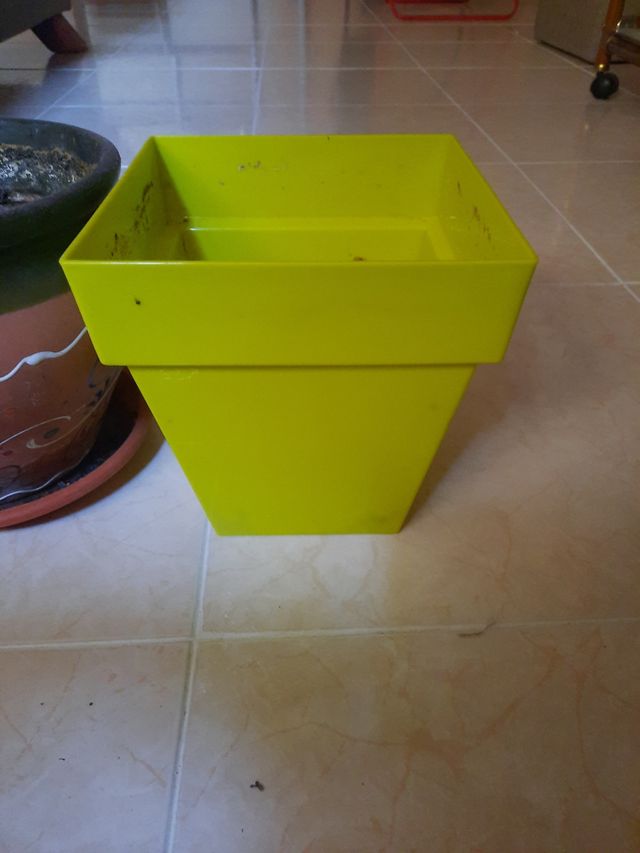 dos maceteros, uno de cerámica  y otro de plastico