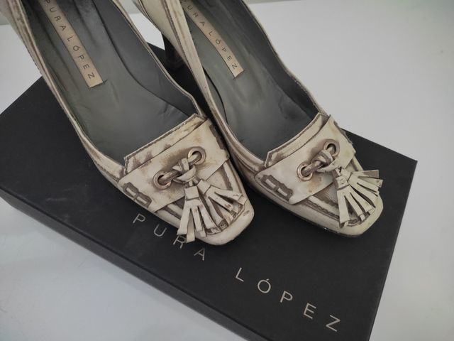 Zapatos mocasín y borlas tacón de piel Pura López 