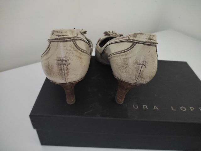 Zapatos mocasín y borlas tacón de piel Pura López 