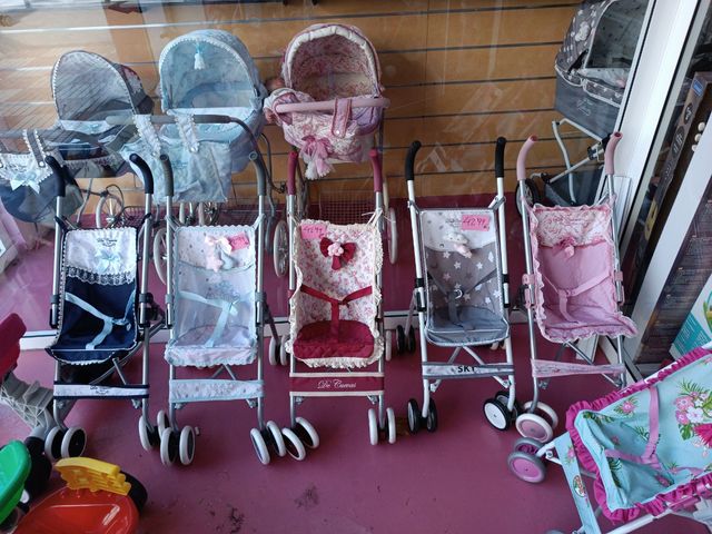 sillitas de muñecas de varios tamaños